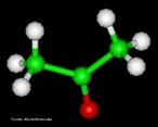 Representação tridimensional da molécula de acetona (também conhecida como dimetilcetona, 2-propanona, propan-2-ona ou simplesmente propanona) com fórmula química CH3(CO)CH3, massa molar: 58,08 g/mol, é um composto orgânico sintético que também ocorre naturalmente no meio ambiente. É um líquido incolor de odor e sabor fáceis de distinguir. Evapora facilmente, é inflamável e solúvel em água. A acetona é utilizada como solvente em esmaltes, tintas e vernizes; na extracção de óleos e na fabricação de fármacos. Possui emprego na indústria de explosivos como gelatinizante da pólvora sem fumaça (nitrocelulose) e como produto inicial de sínteses químicas, em especial na indústria farmacêutica. Pequenas quantidades de acetona são metabolicamente produzidas no corpo, principalmente da gordura. Nos humanos, engordar aumenta significativamente sua produção endógena (cetose). Acetona pode ser elevada em diabetes. <br/><br/> Palavras-chave: Acetona. Propanona. Cetonas. Funções químicas. Química orgânica. Solventes.