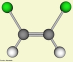 Molécula que representa o cis-1,2-dicloroetano. De acordo com a IUPAC, os diastereômeros podem ser classificados como cis ou trans. Os isômeros cis apresentam os substituintes no mesmo lado da molécula; os trans apresentam os substituintes em lados contrários. <br/><br/> Palavras-chave: Dicloroetano. Química do carbono. Isomeria.