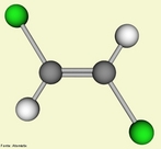 Molécula que representa o trans-1,2-dicloroetano. De acordo com a IUPAC, os diastereômeros podem ser classificados como cis ou trans. Os isômeros cis apresentam os substituintes no mesmo lado da molécula; os trans apresentam os substituintes em lados contrários. <br/><br/> Palavras-chave: Dicloroetano. Química do carbono. Isomeria.