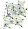 Representao de um cristal de AlCl3 em 3D. O cloreto de alumnio, ou tricloreto de alumnio, de frmula qumica AlCl3,  um sal, preparado pela adio de cido clordrico e alumnio metlico, que libera H2 gasoso. Ele reage violentamente com gua (formando-se cloreto de hidrognio).  conhecido como sal anidro (sem gua),ou como sal hexaidratado, perde gua aos 100C. O cloreto de alumnio pode ser obtido fazendo a passagem do cloro sobre xido de alumnio aquecido e carbono. O cloreto de alumnio  usado comercialmente como um catalisador no craqueamento do petrleo,  tambm usado como catalisador em reaes orgnicas. <br/><br/> Palavras-chave: Cloreto de alumnio. Cristais. Compostos clorados. Tabela peridica. Foras intermoleculares.