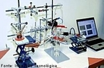 Imagem que apresenta o equipamento necessrio para uma anlise de laboratrio monitorada pelo computador. <br/><br/> Palavras-chave: Laboratrio. Equipamento de laboratrio. Anlise qumica.