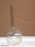 Balo de destilao  um instrumento utilizado em laboratrios para destilao. Conecta-se a um condensador e geralmente  fabricado por vidro de borosilicato (vendido comercialmente com o nome de pirex). <br/><br/> Palavras-chave: Material de laboratrio. Laboratrio de Qumica. Vidraria. Mtodo de separao.