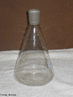 O Erlenmeyer  um frasco em balo, usado como recipiente no laboratrio, inventado pelo qumico alemo Emil Erlenmeyer. <br/><br/> Palavras-chave: Material de laboratrio. Laboratrio de qumica. Vidraria.