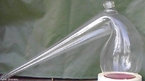 Equipamento qumico com o nome de  Retorta, usado em laboratrio para a destilao e considerado o smbolo da Qumica. <br/><br/> Palavras-chave: Retorta. Destilao. Separao de misturas.